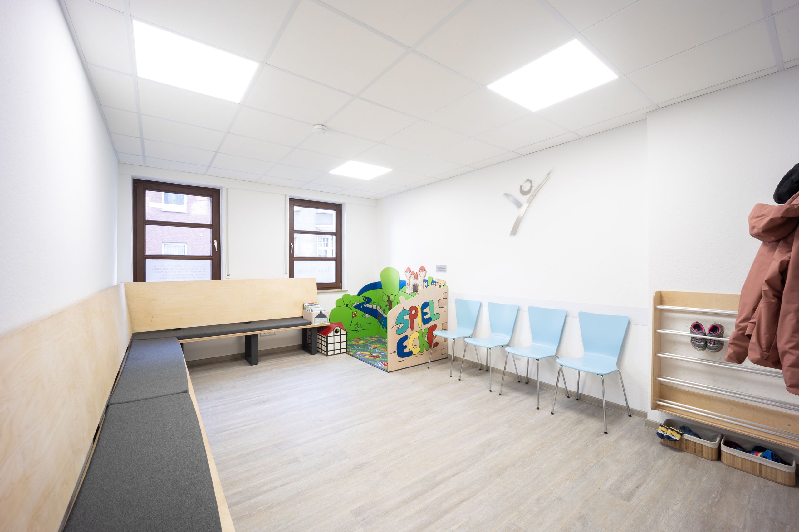 Wartezimmer mit Blick in die Spielecke