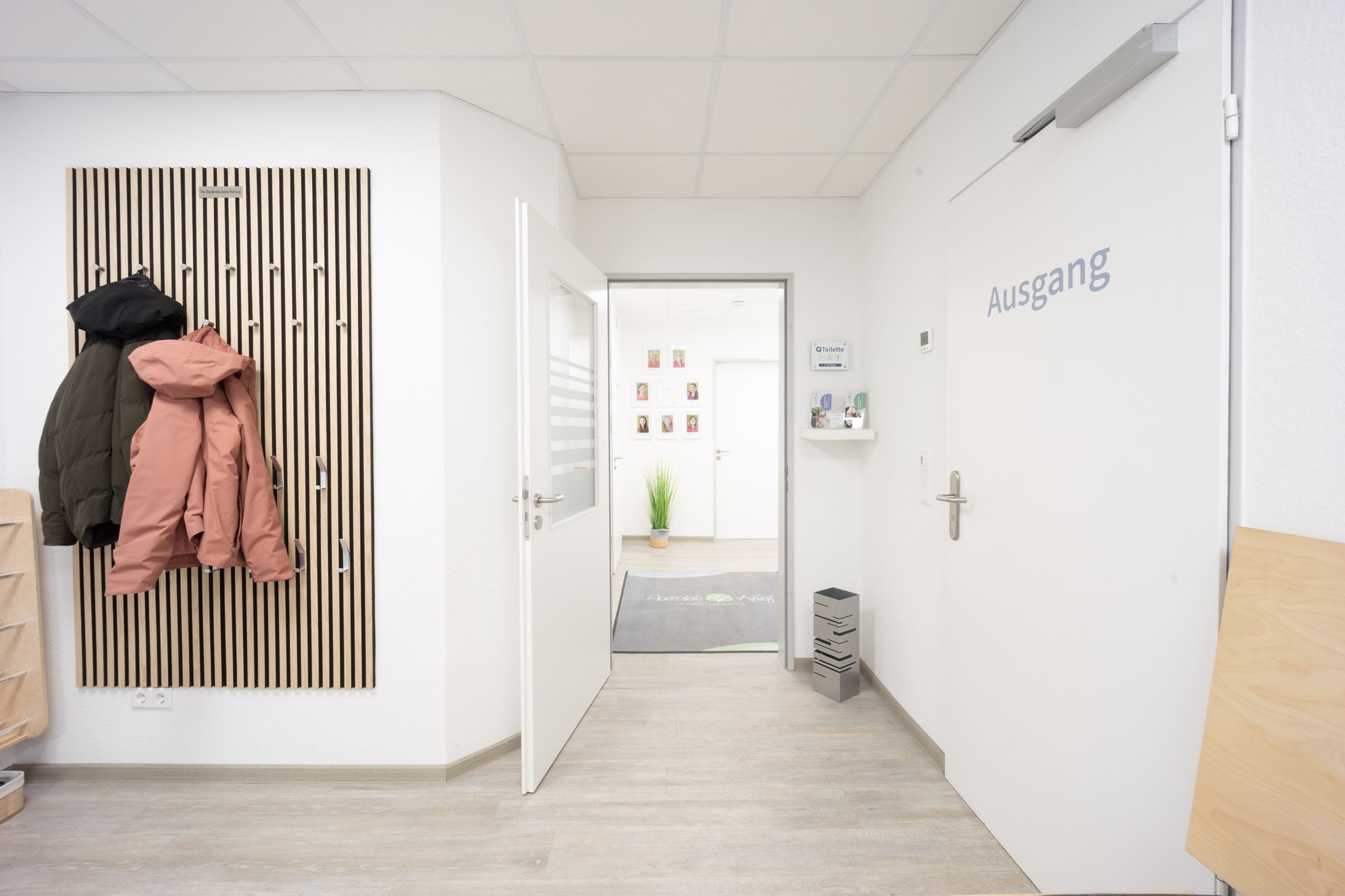 Wartezimmer mit Blick in den Flur