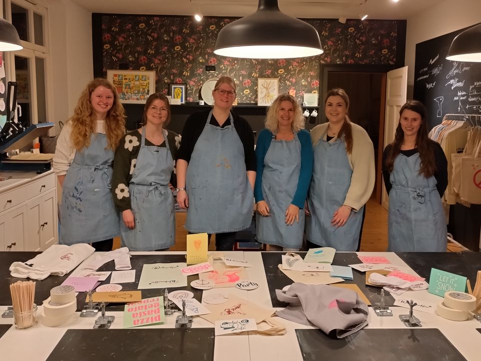 Unser Praxis-Team im Siebdruck-Atelier Kleine Liebe auf der Weihnachtsfeier