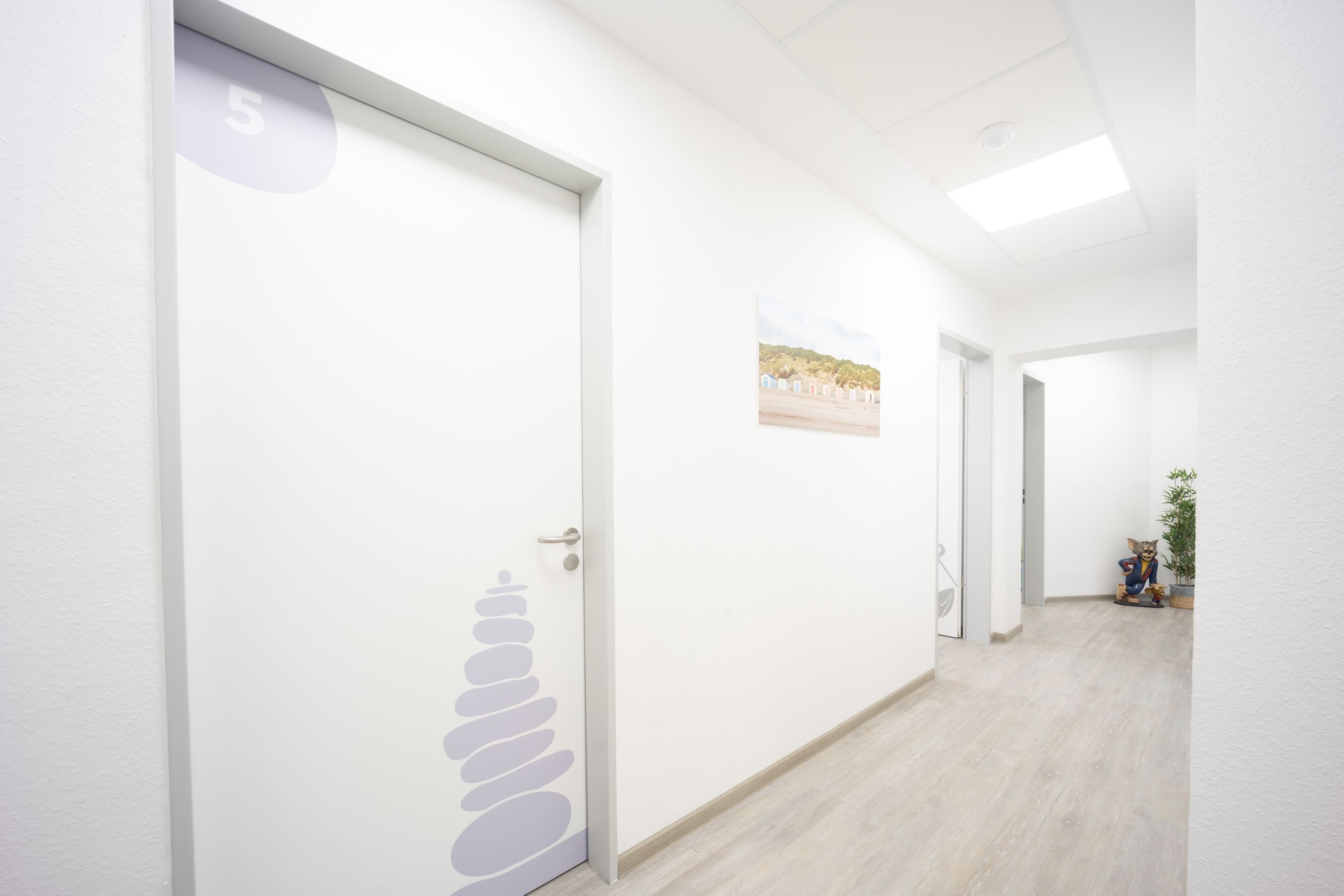 Blick in den Flur mit den Therapieräumen Steine (04) und Anker (06)