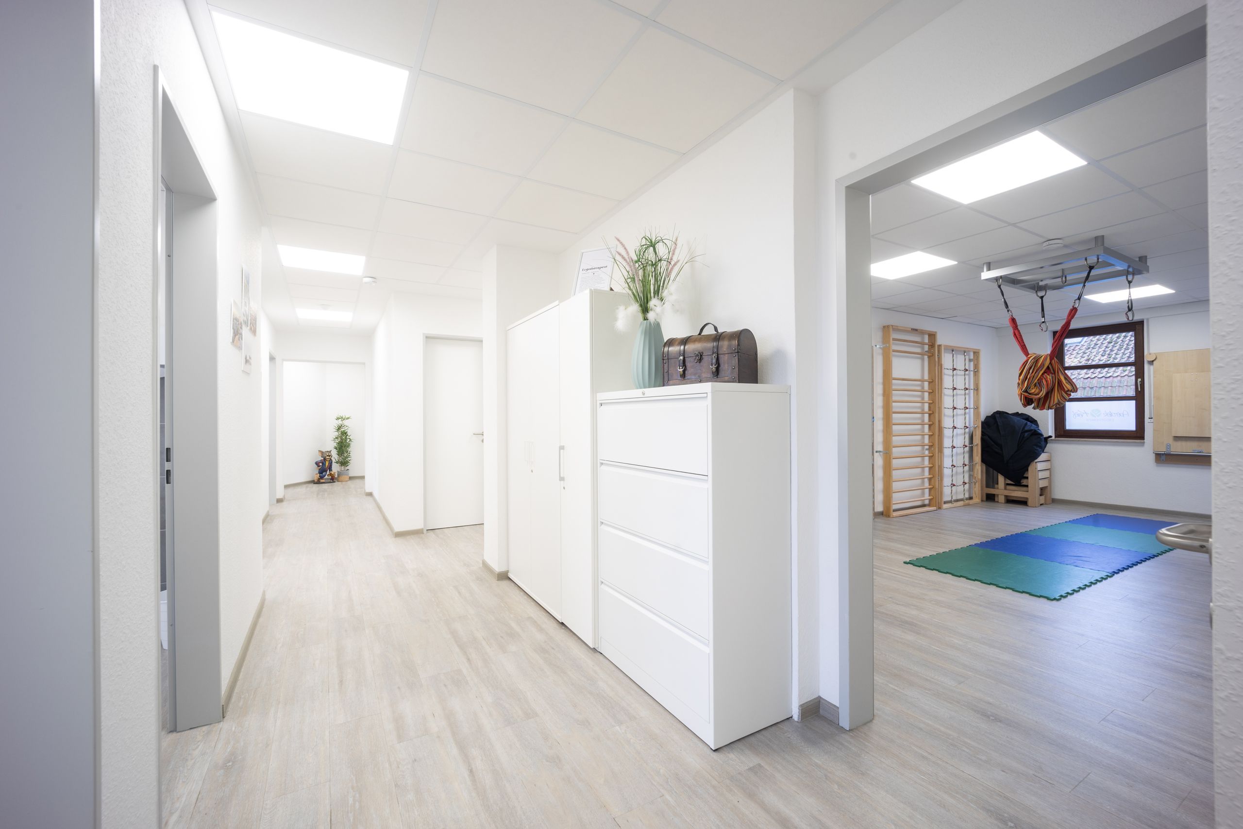 Blick in den Flur mit dem großen Turn- und Bewegungsraum