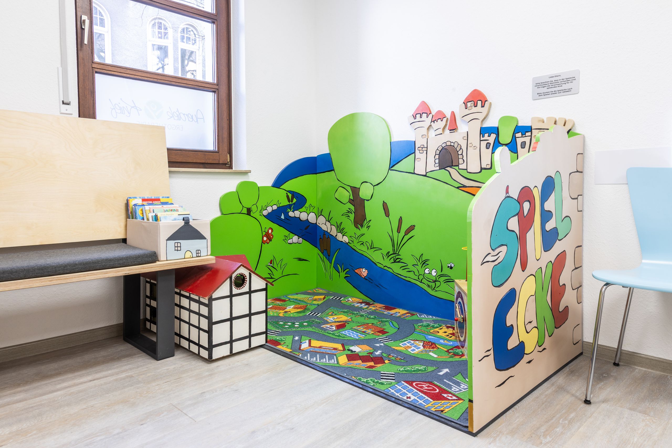 Unsere handgearbeitete Spielecke im Wartezimmer