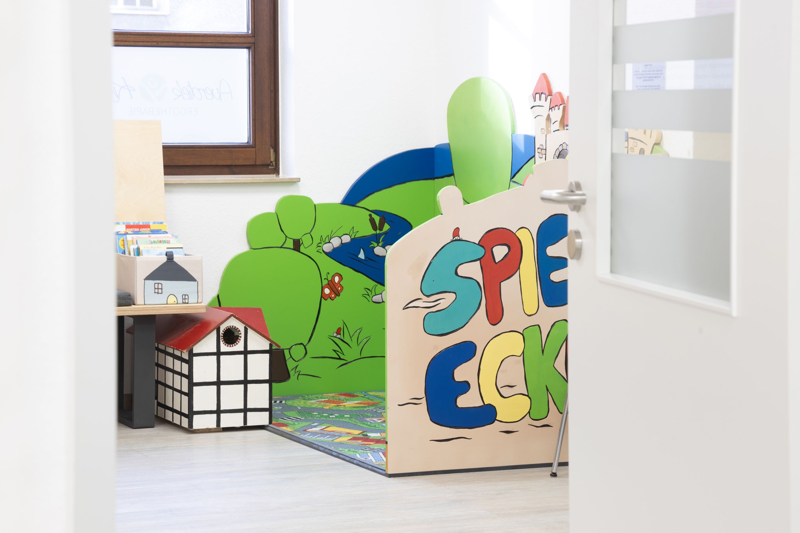 Blick in die Spielecke aus dem Flur heraus